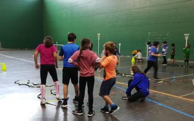Hockey campusa egiten dabiltza Aramaion