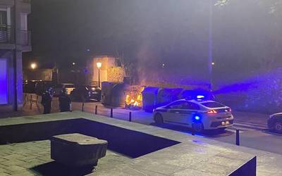 Zabor edukiontzi batek su hartu du bart Balda plazan