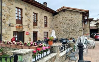 Ozetako Isasmendi taberna berriz ireki dute