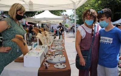 Bideoa: Giro aparta sortu da Zumaiako artisau azokan
