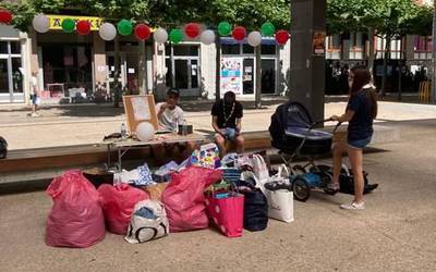 Laguntza elkartearentzako arropa bildu dute eskaut taldeko kideek