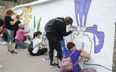 Sexu eta genero aniztasunaren aldeko murala egin dute Okondon, bizilagunen artean