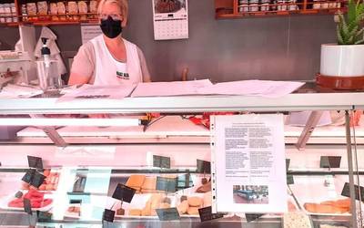 Autobus-txartelak eskuratzeko makina ipintzearen aldeko sinadurak batzen hasi dira