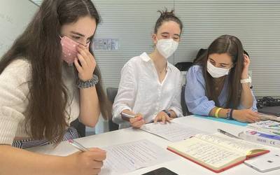 Lanak burutzen eman duten eguna, argazkitan