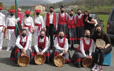 Urduri dantza taldea, gogotsu plazara irteteko