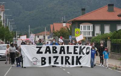 Aiaraldean kalitatezko hezkuntza baten alde borrokan jarraituko duela aldarrikatu du Zabaleko Bizirik! plataformak