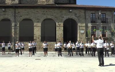 Antzuolako kaleetan jo du Bergarako musika bandak