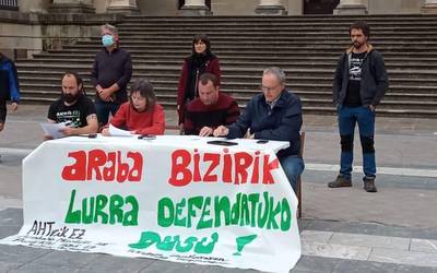 Arabako ingurune naturala eta landa eremua babesteko deia egin dute