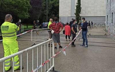 Kutsatu diren gazteei Internetez hartu duten txertaketarako hitzordua bertan behera uzteko eskatu die Bortzirietako Osasun Etxeak
