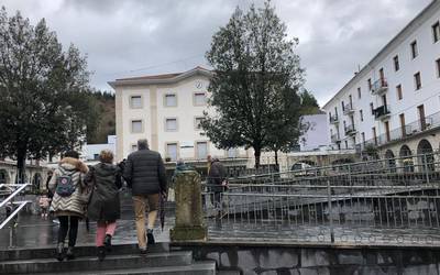 Hainbat herrik salatu dute ez dutela baliabiderik azken dekretuak dioena bermatzeko
