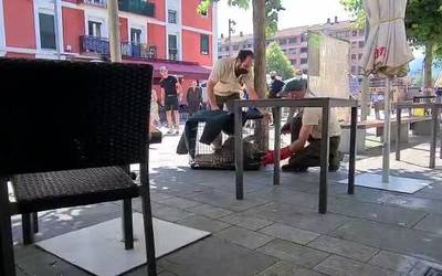 Putrekumea agertu zen ezustean Bideluze plazako terraza batean