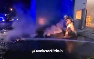 [BIDEOA] Elorrioko enpresa baten barruan piztutako sutea itzali dute suhiltzaileek goizaldean