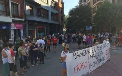 [ARGAZKI GALERIA] Eraso matxisten eta homofoboen aurrean, zornotzarrek kalera irten dute