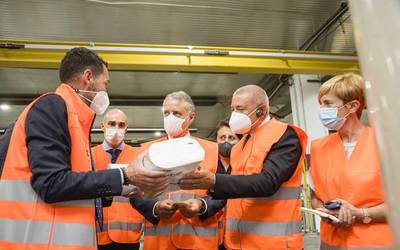Lucart enpresan egon dira Iñigo Urkullu eta Arantxa Tapia, linea berriaren inaugurazioan