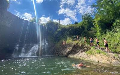 Gaztañaduiko ur-jauzian freskatzen