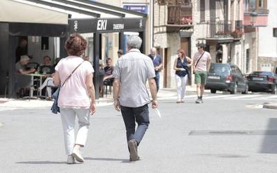 Maskarak hautazkoa izaten jarraituko du aire zabalean, segurtasun tartea betetzen bada