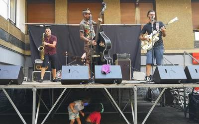 Psychobilly doinuen bueltan ezin gusturago herritarrak