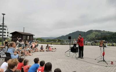 'Nicolas Chevalie & El Sr Gonzalez' ikuskizunarekin barre ugari izan da hondartzan