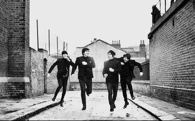 The Beatles taldeari omenaldia Altsasun