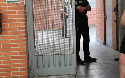 Hiru adingabeko familia bat etxegabetu dute San Martin auzoan
