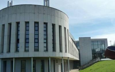 Landako auzoa urbanizatzeko eta kiroldegia eraberritzeko diru-laguntza eskatu dio Amurrioko Udalak Foru Aldundiari