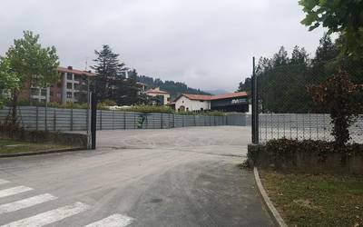 Tubos-eko orubean 63 auto aparkatzeko lekua prest