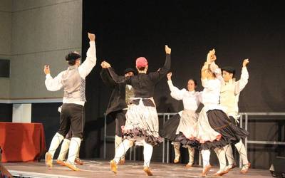 11 dantzari bikotek parte hartuko dute igandean Bikote Gazteen Dantza Suelto Txapelketan