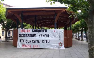 Jardunek salatu du udalak oroigarriak kendu dituela