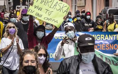 Mugak Zabalduz karabanak migranteen egoera salatu astebetez Kanariar uharteetan