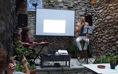 Poesia eta musika uztartu dituzte Izaskun Del Cerro eta Mikel Etxaburuk euren proiektu berrian