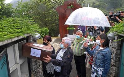 Duintasunaren Kolunbarioan hobiratu dituzte Aniceto Agirrebeitia gudulariaren gorpuzkiak