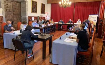 Gizarte larrialdietarako harrera etxebizitzaren ordenantza berritzea aho batez onartu du udalbatzak