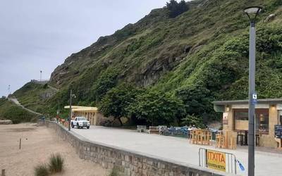 Hondatu egin dira hondartzako pasealekuko hainbat farola
