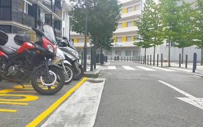 Motoentzako aparkaleku berria jarri dute Palota kalean