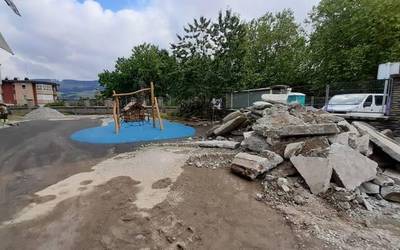 Elorrioko eskolako estalkia jartzeko lanak hasi dituzte