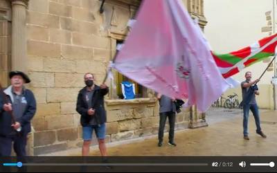Aurtengo bandera guztiak irabazi dituen Badok13 traineruari harrera egin dio Zarauzko Udalak