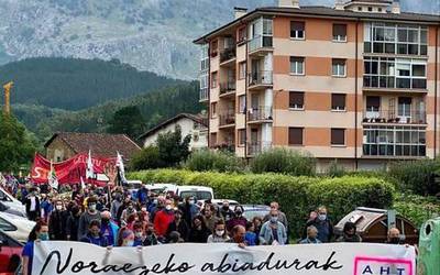 [ARGAZKI GALERIA] Zuhaitz landaketa "sinbolikoa" egin dute Atxondon, AHTren lanen gunean