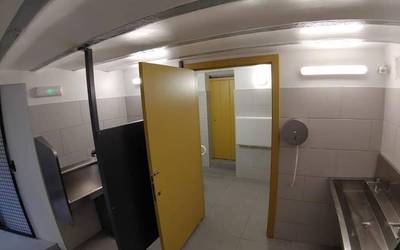 Plaza Zaharreko komunak zaharberritu dituzte Lesakan