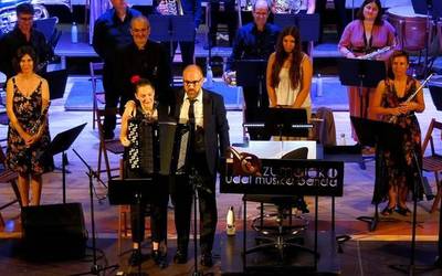 Kontzertu ederra eskaini dute Musika Bandak eta Maria Zubimendik