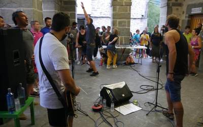 Emanaldi “rockero eta dibertigarria” prestatu du Artziniegako Rock Elkarteak biharko