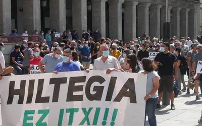 Herriko plazaraino eraman dute udal hiltegiaren itxieraren aurkako aldarria