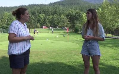 Aurtengo udan ere ari dira golfaz gozatzen, Oñatiko Irelore zelaian