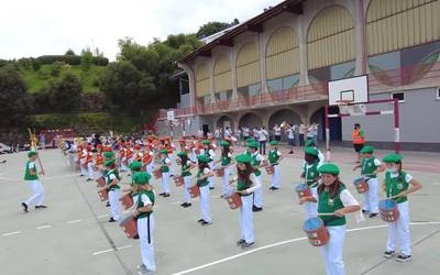 Haurren danborrada ospatu zen atzo Getariko kiroldegian