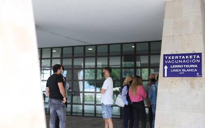 30 eta 39 urte artekoen %70ak hartu du gutxienez dosi bat