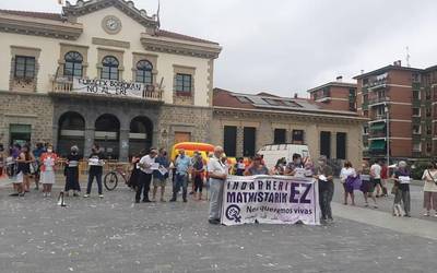 Elkarretaratzea egin dute Sevillako erailketa matxista salatzeko