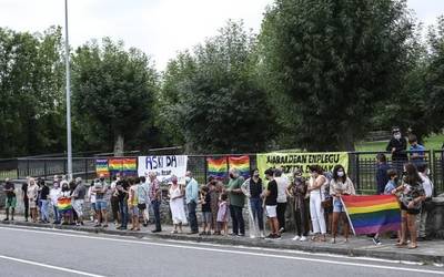 Arespalditzan ere mobilizatu dira osteguneko eraso homofoboaren aurka