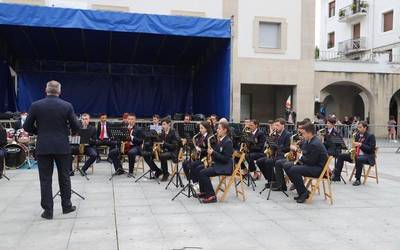 Milagroko bandaren emanaldia, argazkitan