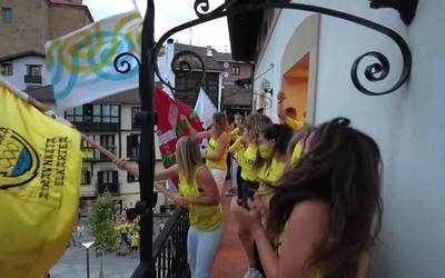 Harrera beroa egin die herriak arraunlariei