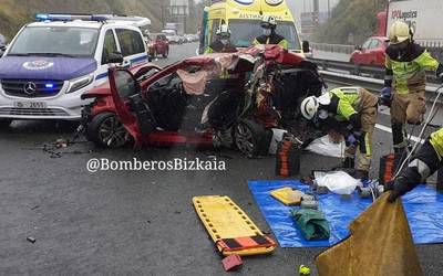 Pertsona bi zauritu dira auto baten eta kamioi baten arteko istripu batean Erandion, N637 errepidean