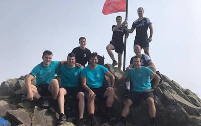 Erreka kirol elkarteko mendizaleak Mendaurren izan dira